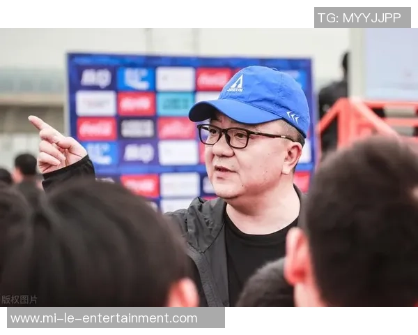 足球场上的欢笑与泪水小品集锦展现球迷的热情与梦想 足球场上的欢笑与泪水小品集锦展现球迷的热情与梦想